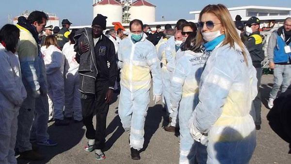 Migranti salvati nel Canale di Sicilia, giunti a Crotone 