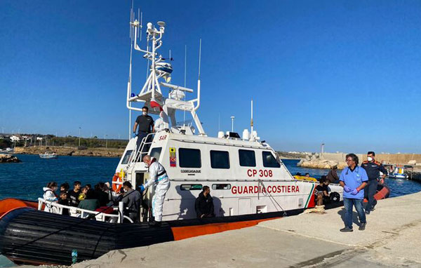 Migranti, ancora uno sbarco nel Crotonese: arrivati in 60 a Le Castella 