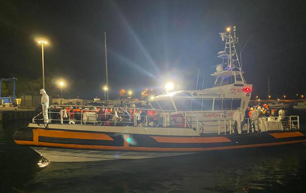Cento migranti soccorsi dalla Guardia costiera nella Locride 