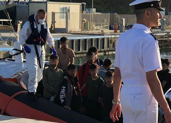 Migranti, ancora uno sbarco a Roccella Ionica: arrivati in 38