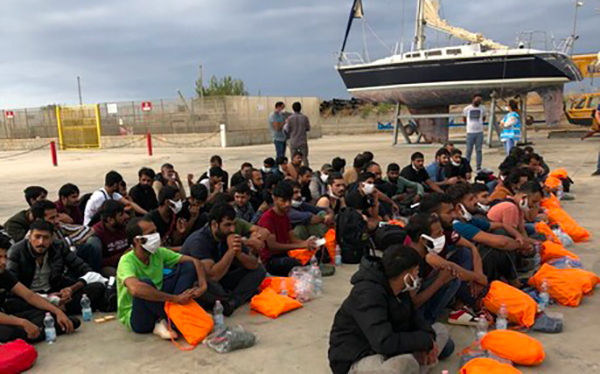 Migranti, nuovo sbarco nel porto di Roccella Ionica: arrivati in 63