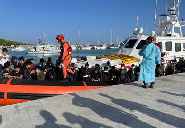 Migranti, nuovo sbarco a Roccella Ionica: arrivati in 64 