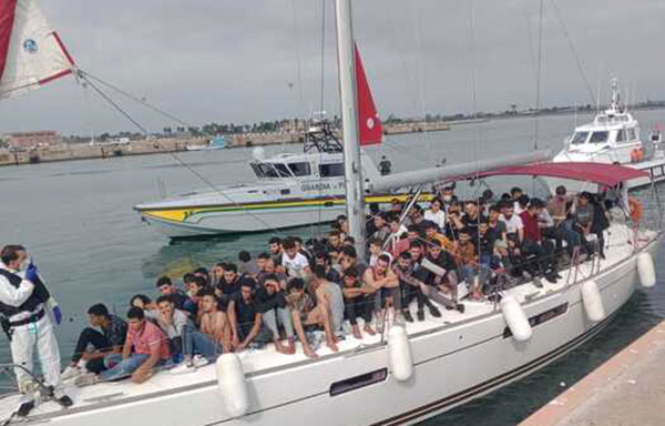 Migranti, sbarcano in cento a Corigliano Rossano: a bordo anche un cadavere