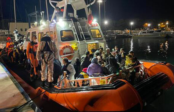 Migranti, ancora uno sbarco a Roccella Ionica: arrivati 141