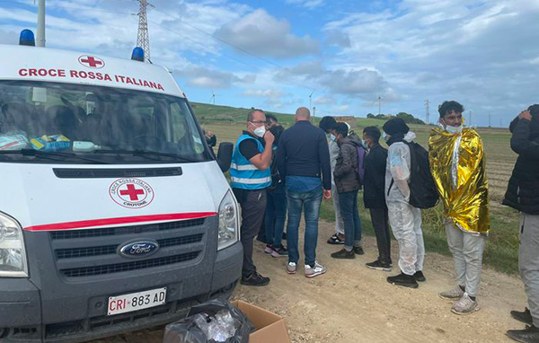 Migranti, fermati due presunti scafisti sbarco a Crotone