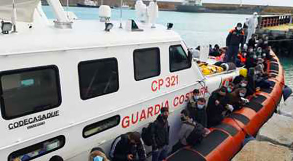 Sbarco di migranti a Crotone, fermati tre presunti scafisti 
