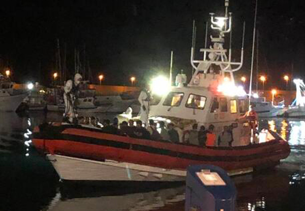 Migranti, ancora uno sbarco a Roccella Ionica: arrivati in 48