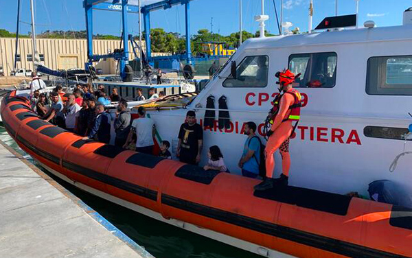 Migranti, quarto sbarco in 5 giorni a Roccella: arrivati in 50