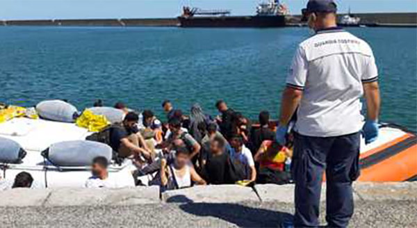 Sbarcati 61 migranti a Crotone, avviato protocollo anti-covid