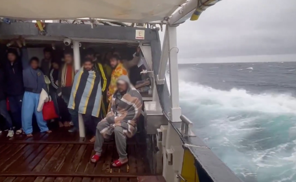 Migranti, mare con onde alte quattro metri: autorizzato sbarco "Open Arms" a Crotone