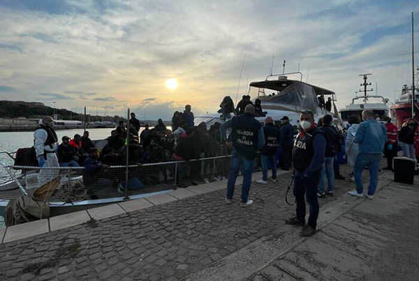Migranti, sbarcati in 218 a Crotone: nati due bimbi durante traversata