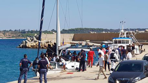 Sbarcati 97 migranti a Isola Capo Rizzuto, avviate procedure anti-covid 