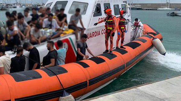 Nuovi sbarchi di migranti in Calabria, arrivati in 88 a Roccella
