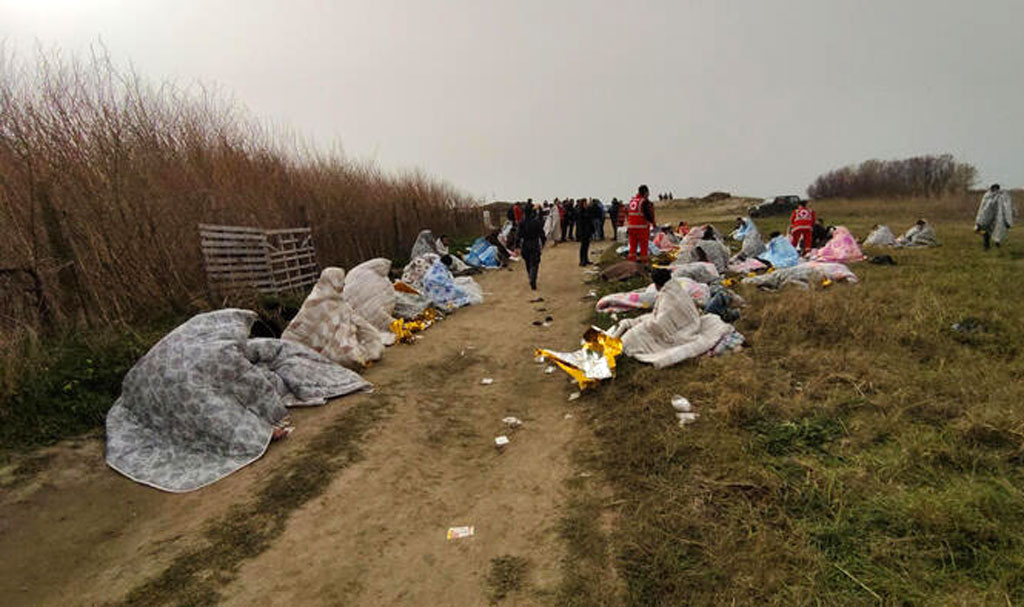 Medico su naufragio migranti: "Cadaveri galleggiavano ovunque, provato a rianimare bimbo 7 anni ma era morto"