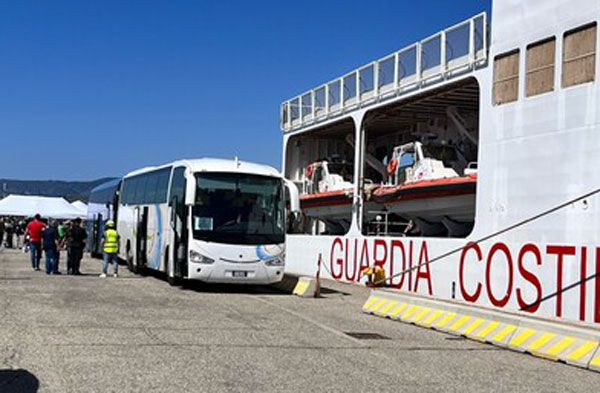 Arrivata a Reggio Calabria la nave Dattilo con 500 migranti a bordo