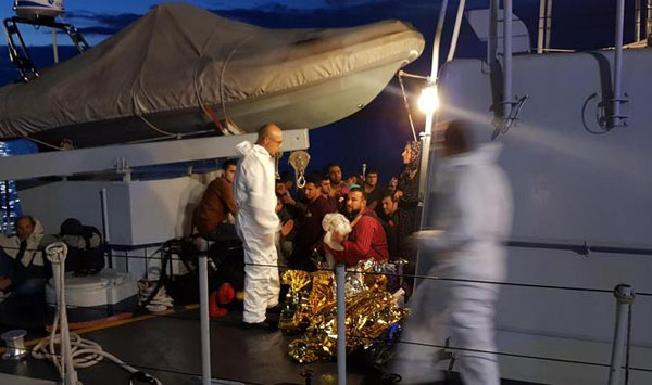 Soccorsi 48 migranti al largo di Crotone, ci sono 7 bambini 