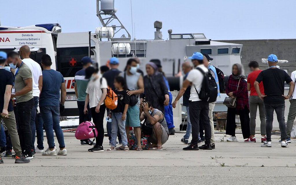 Sbarcati 82 migranti a Crotone, soccorsi da Guardia costiera 