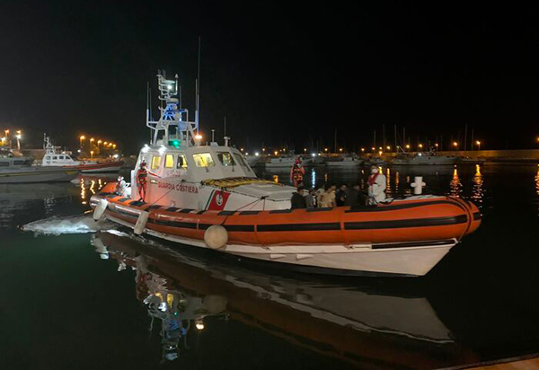 Migranti, ancora uno sbarco a Roccella Ionica: arrivati in 28