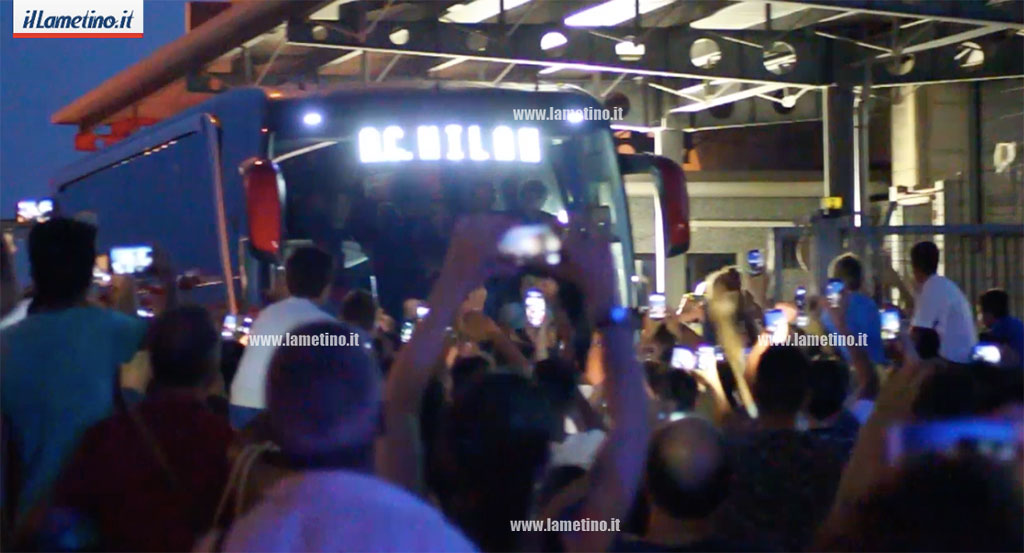 Al via il campionato di serie A, il Milan atterra all’aeroporto di Lamezia - VIDEO