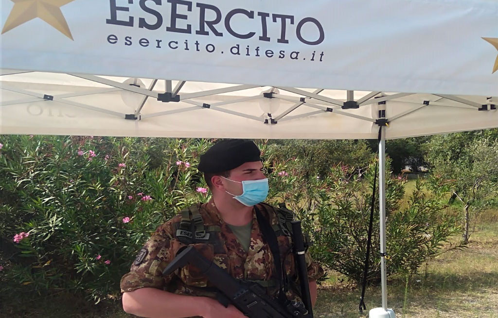 Rischia di annegare con figlio piccolo alla Baia di Riaci: salvati da militare dell'Esercito