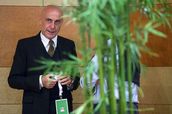 Minniti scioglie la riserva e si candida alla segreteria Pd: "Ma non sono lo sfidante Renziano"