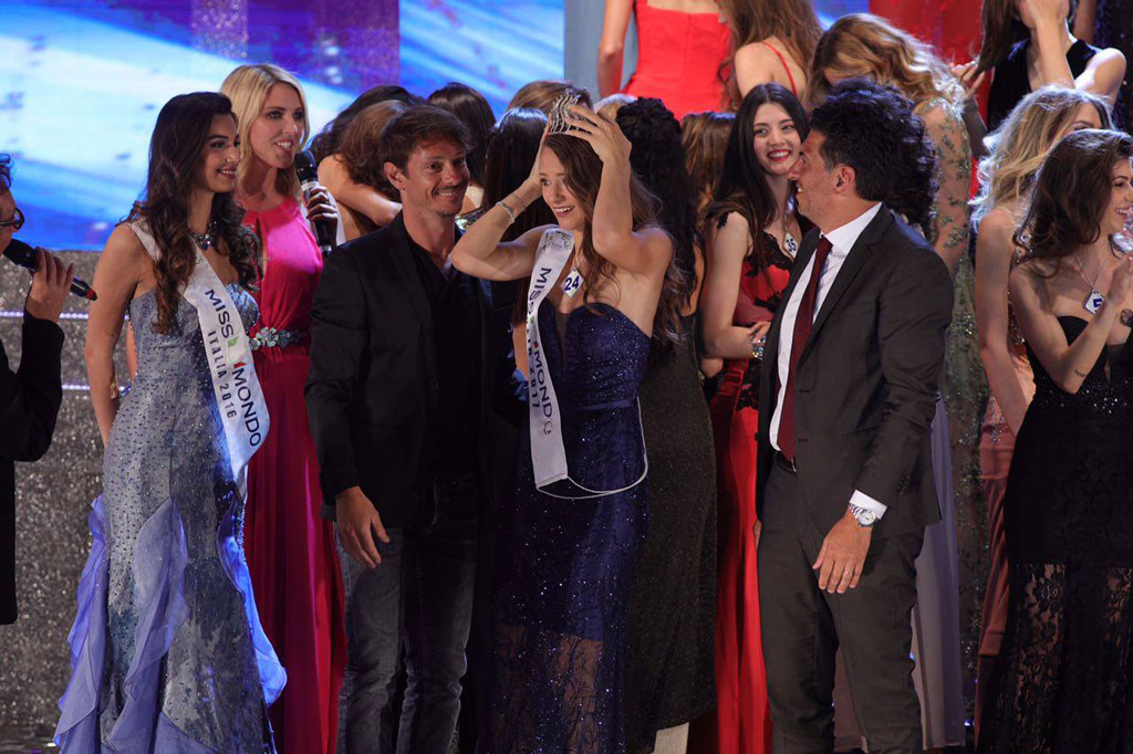 Giada Tropea consegna corona di Miss Mondo Italia a Conny Notarstefano