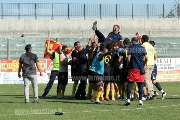 mister_erra_portato_in_trionfo_dai_calciatori