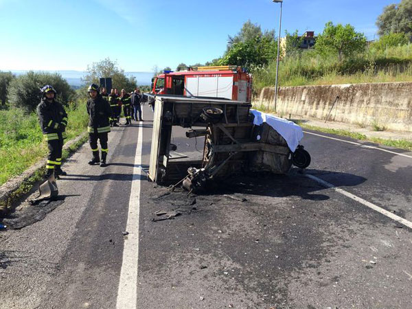 Muore carbonizzato nel rogo della sua motoape un 79enne a Mileto