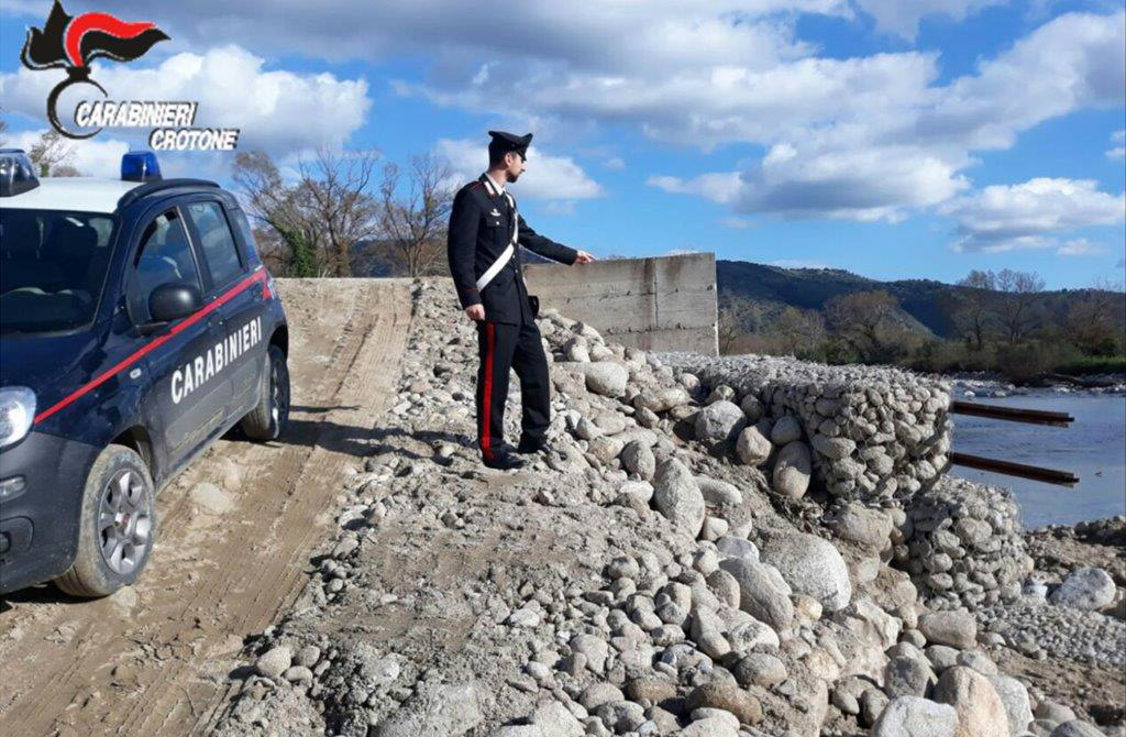 Modificavano corso del fiume nel crotonese, 5 denunce