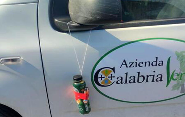 Intimidazione a Calabria Verde, molotov su auto di servizio 