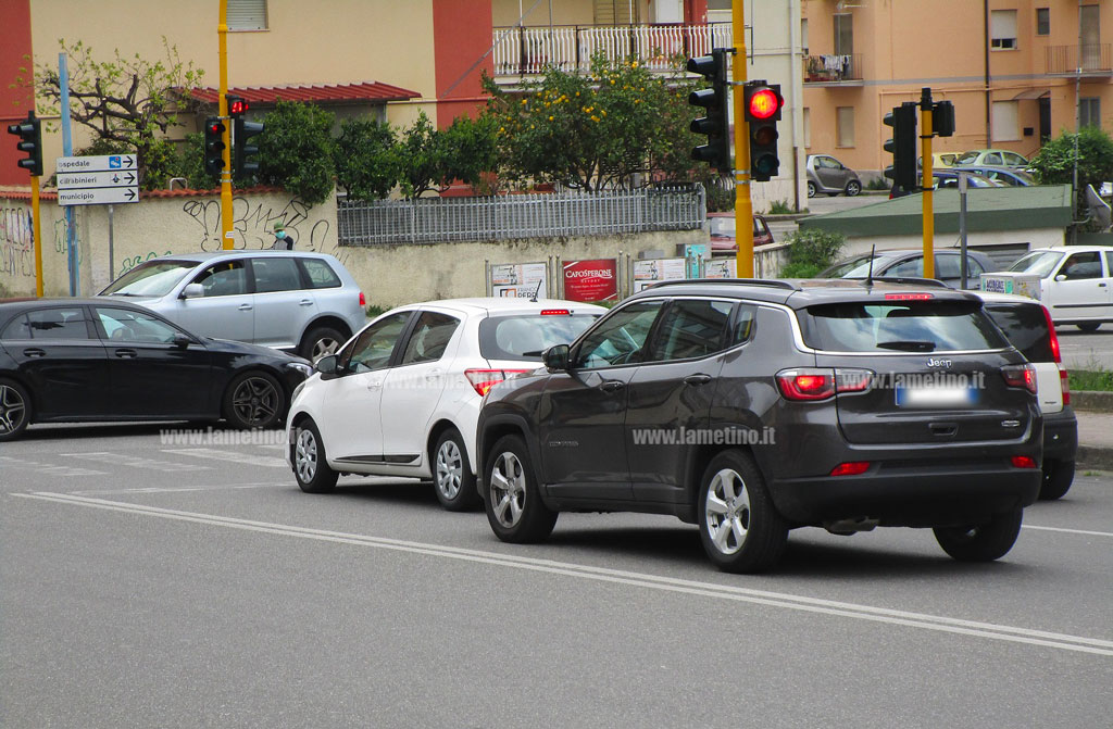molte-auto-stanno-circolando-molto-traffico.jpg