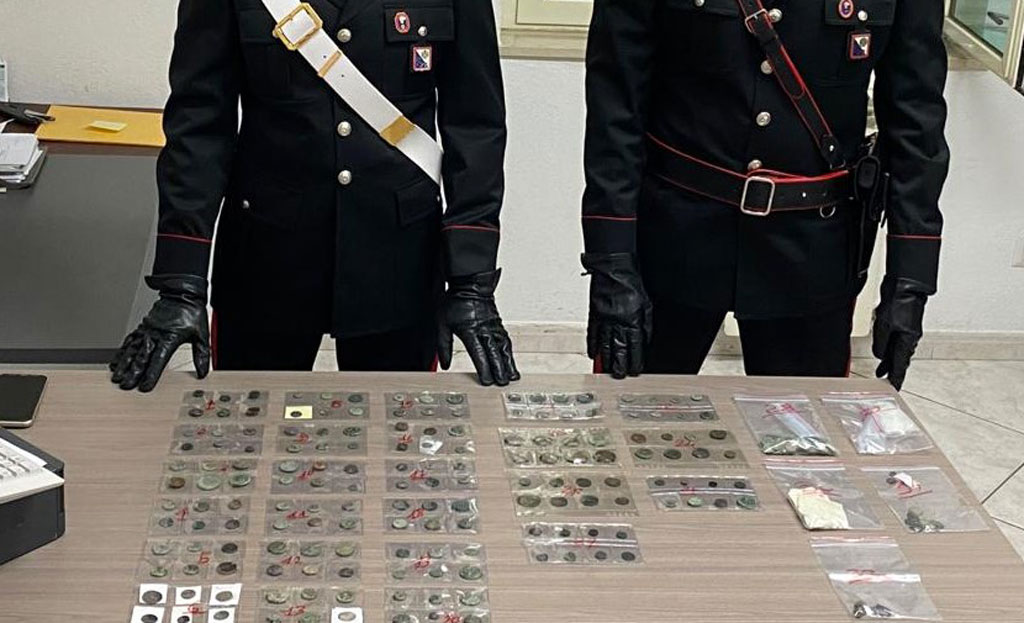 In casa con oltre 300 monete d'oro, argento e bronzo: una denuncia dei carabinieri a Cirò
