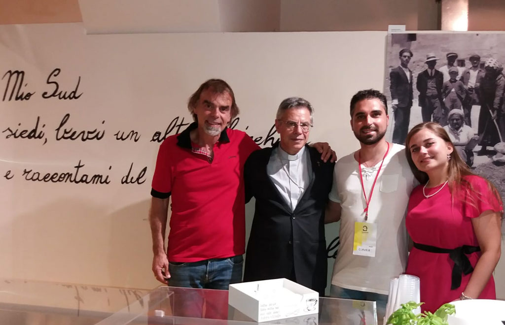Lamezia, il vescovo Schillaci incontra i ragazzi del Caffè Letterario
