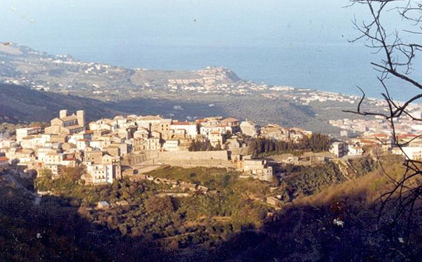 Proiettili e bottiglia incendiaria vicino auto dirigente Ufficio tecnico Comune Montepaone