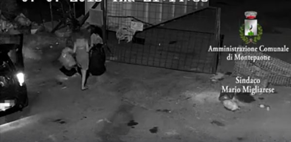 Lasciano rifiuti per strada, sindaco Montepaone pubblica video