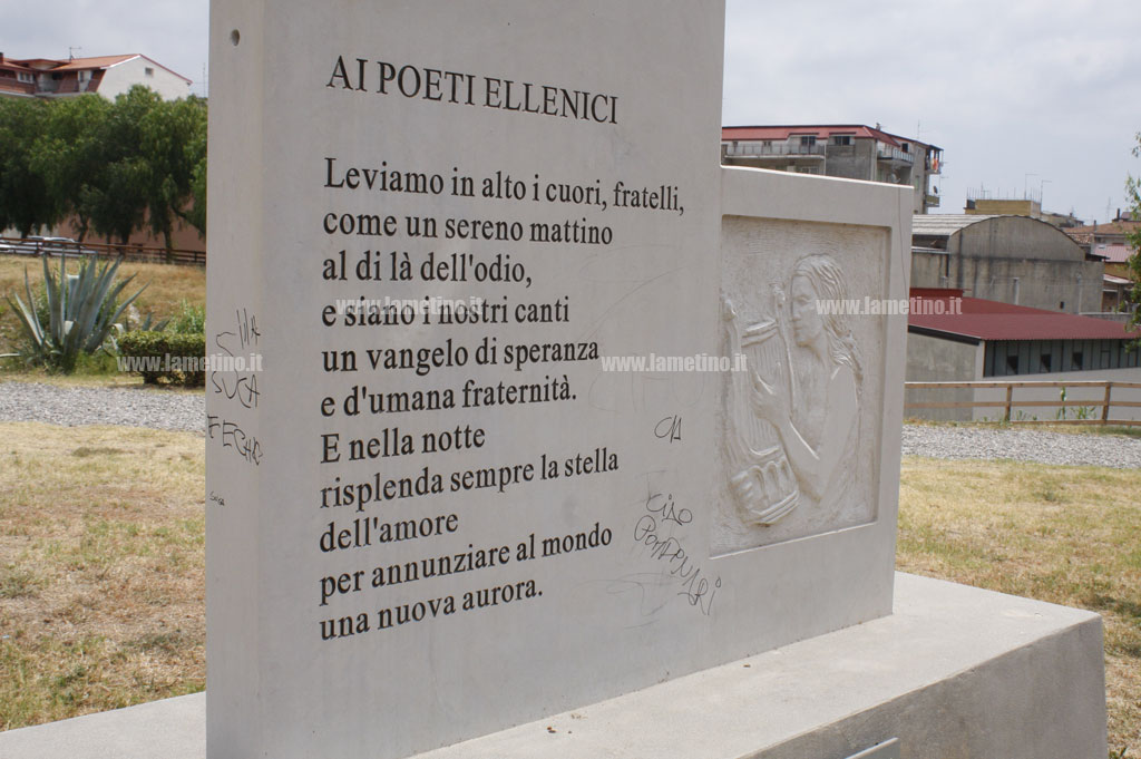 monumento-poeti-ellenici-scritte-volgari.jpg