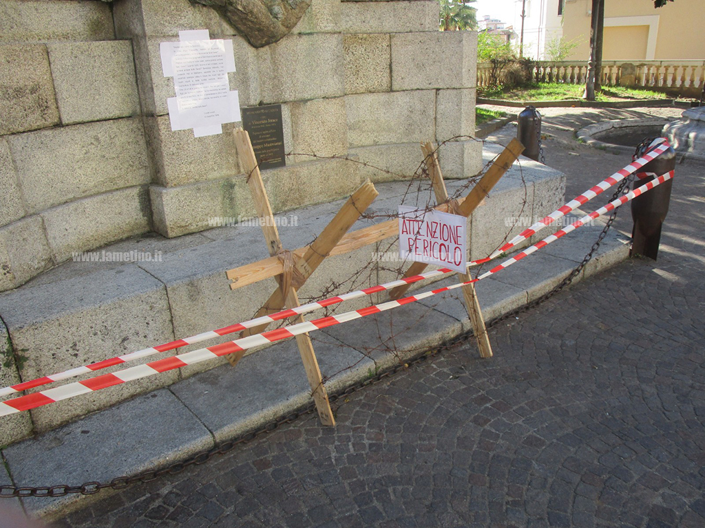 Lamezia, lo strano messaggio lasciato al monumento dei caduti e firmato "i vostri nonni"