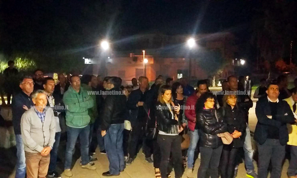 “No nuova terra dei fuochi”, cittadini in piazza a Mortilla: “Si faccia luce su quel capannone”