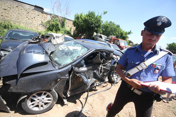 Calabria: Auto fuori strada, un morto e un ferito 