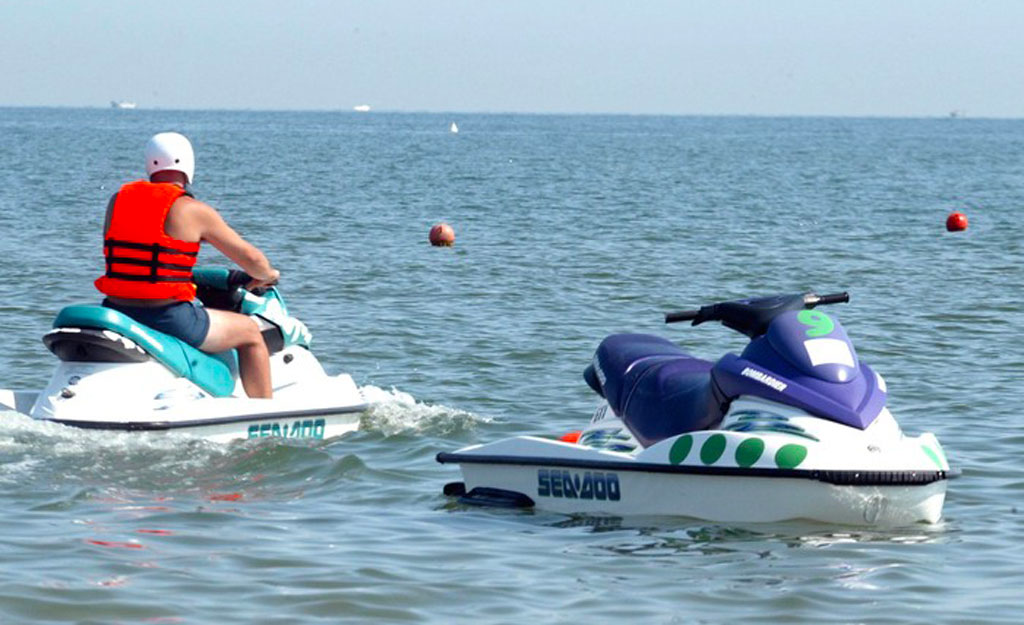 Alla guida di una moto d’acqua investe bagnante a Crotone, denuncia e 5mila euro di sanzione