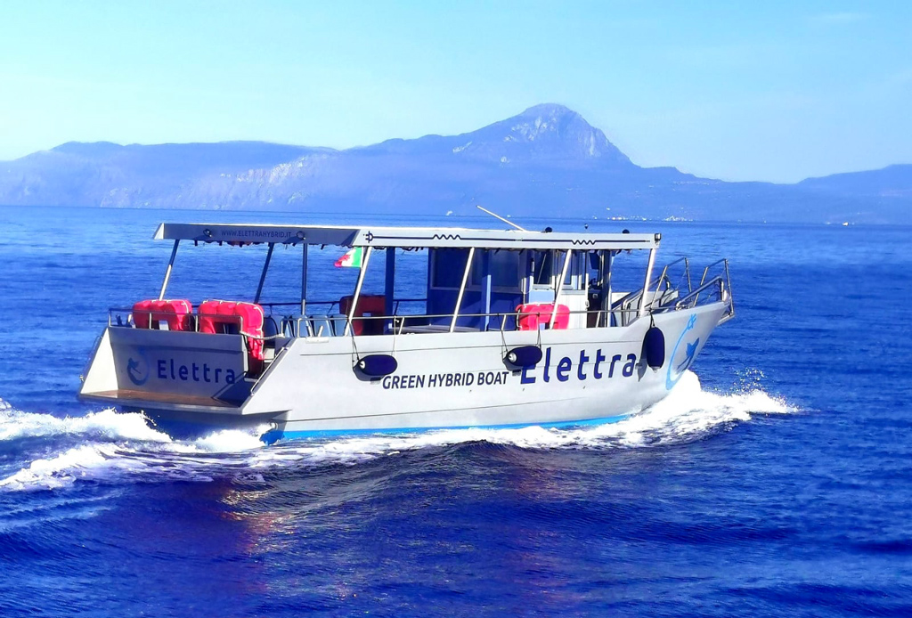 Inaugurata a San Nicola Arcella la motonave "Elettra": prima imbarcazione ibrida a energia solare in Italia