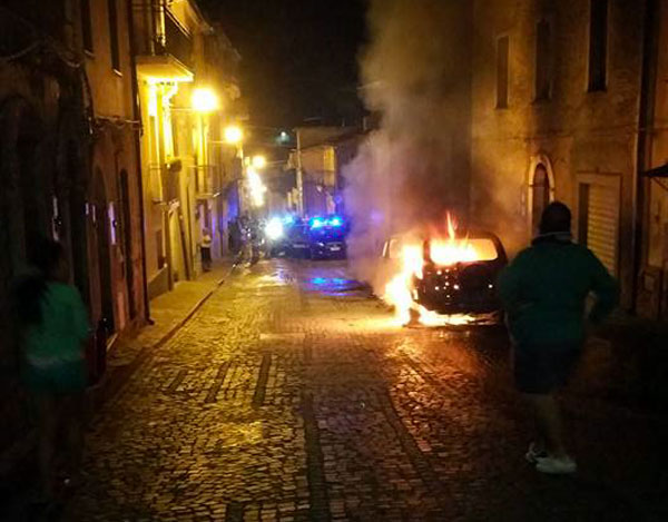 motta-santa-lucia-incendiata-auto1.jpg