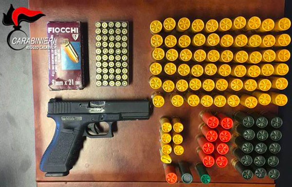 Trovato con pistola e munizioni in casa, un arresto a Reggio