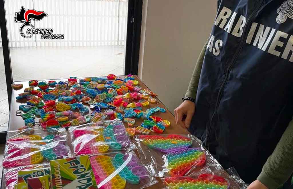 I nas sequestrano 150 "popit" pericolosi a Reggio Calabria, segnalato esercente