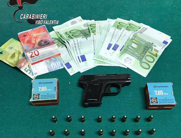 Uomo nascondeva pistola in casa, ai domiciliari