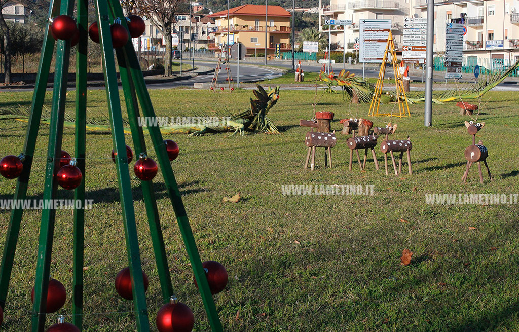 Lamezia, rotatorie addobbate a festa in attesa del Natale