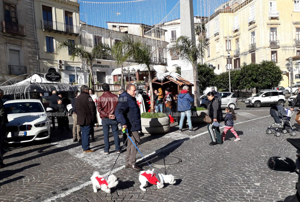 Lamezia, Babbo Natale e zampognari allietano le vie del centro 