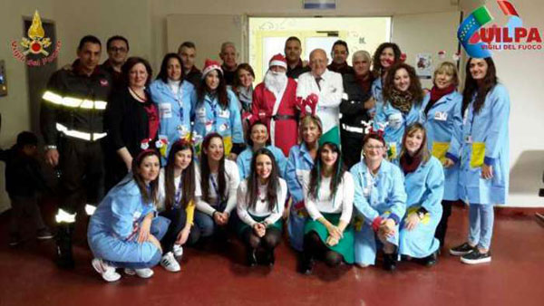Babbo Natale e i vigili del fuoco in pediatria a Reggio 