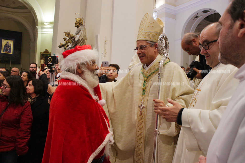 Messa serale del Vescovo: “Questa festa sia per tutti motivo di rinascita”. In Cattedrale arriva anche Babbo Natale 