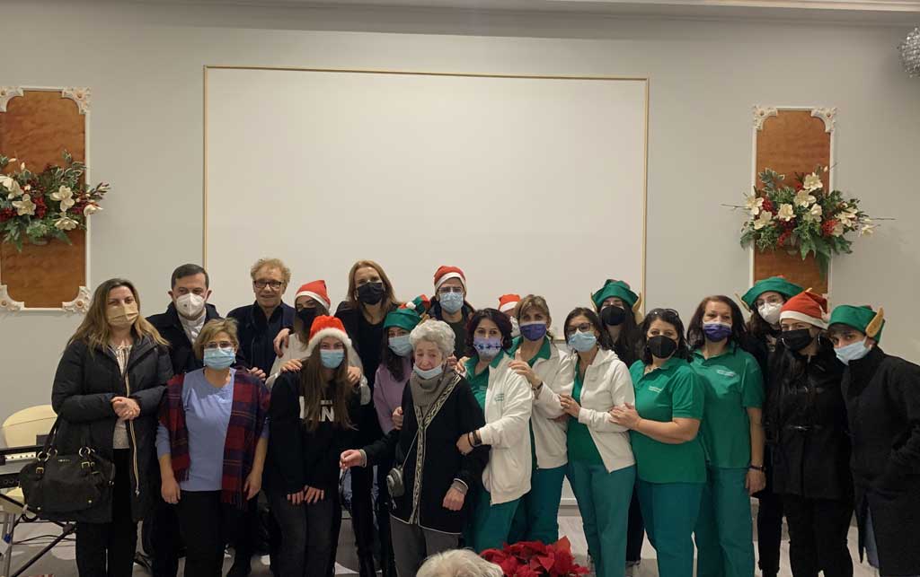 Natale, parrocchia San Pietro a Maida e associazione Cespes in visita agli anziani ospiti della "Tamburelli"